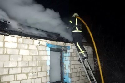 Під час гасіння пожежі у селі на Житомирщині рятувальники виявили тіло чоловіка Під час гасіння пожежі у селі на Житомирщині рятувальники виявили тіло чоловіка