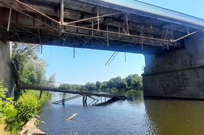 У Коростишеві обвалилася частина мосту — мікрорайон залишився без доступу до центру міста У Коростишеві обвалилася частина мосту — мікрорайон залишився без доступу до центру міста