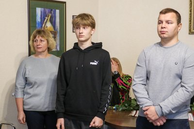 У Житомирі чотирьом родинам полеглих воїнів передали нагороди захисників У Житомирі чотирьом родинам полеглих воїнів передали нагороди захисників