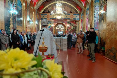 Великдень на фронт — у Житомирі освятили паски для українських воїнів