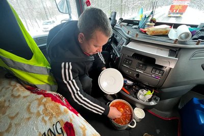 Водій Андрій на ПП "Хребене" Водій Андрій на ПП "Хребене"