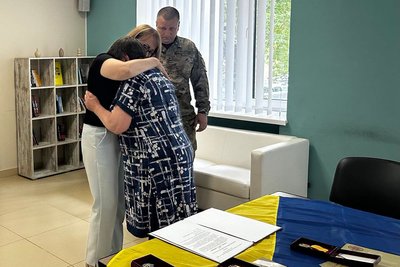 В Житомирі родинам полеглих захисників передали відомчі нагороди воїнів В Житомирі родинам полеглих захисників передали відомчі нагороди воїнів