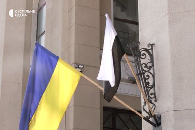 Одеська залізниця підняла "Прапор Надії" на знак підтримки військовополонених Одеська залізниця підняла "Прапор Надії" на знак підтримки військовополонених
