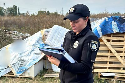 На пустирі в Борисполі знайшли багато пакунків з ліками На пустирі в Борисполі знайшли багато пакунків з ліками