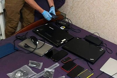 Під час обшуку в оселі затриманого знайшли техніку, через яку, за даними СБУ, він листувався з російськими спецслужбами. Під час обшуку в оселі затриманого знайшли техніку, через яку, за даними СБУ, він листувався з російськими спецслужбами.