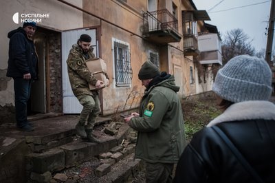 Команда капеланів пакує коробки з гуманітарною допомогою зі складу до своєї машини, щоб розвезти її військовим та місцевим у Бахмуті, які живуть зараз під постійними обстрілами, Донеччина, грудень 2022 року. Команда капеланів пакує коробки з гуманітарною допомогою зі складу до своєї машини, щоб розвезти її військовим та місцевим у Бахмуті, які живуть зараз під постійними обстрілами, Донеччина, грудень 2022 року.