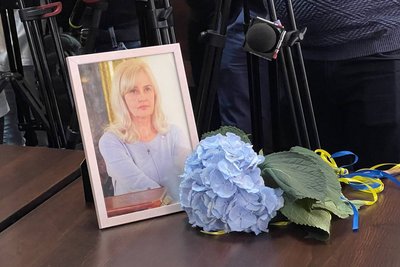 Портрет Ірини Фаріон, який принесла на засідання її донька Софія Особа Портрет Ірини Фаріон, який принесла на засідання її донька Софія Особа