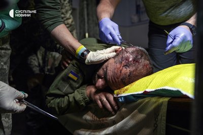 Військові медики зашивають рану бійцю у шпиталі на південному напрямку, Херсонщина, листопад 2022 року.