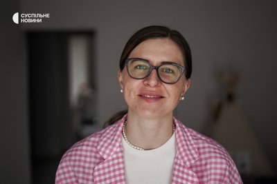 Олена, партнерка ветерана Ігора Безкаравайного, який підірвався на міні в Донецькій області та втратив частину ноги у 2015 році. Київ, жовтень 2022 року Олена, партнерка ветерана Ігора Безкаравайного, який підірвався на міні в Донецькій області та втратив частину ноги у 2015 році. Київ, жовтень 2022 року