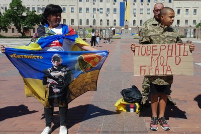 "Поверніть наших героїв додому": у Кропивницькому відбулась акція на підтримку полонених і зниклих безвісти "Поверніть наших героїв додому": у Кропивницькому відбулась акція на підтримку полонених і зниклих безвісти