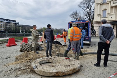 На площі Театральній встановлюють новий каналізаційний колектор