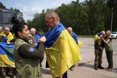 Україна та Росія провели четвертий за тиждень обмін полоненими, додому повернулися тяжкопоранені та тяжкохворі українські військові Україна та Росія провели четвертий за тиждень обмін полоненими, додому повернулися тяжкопоранені та тяжкохворі українські військові
