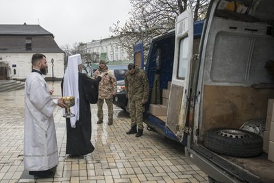 Передаємо своє благословення: Епіфаній освятив паски на фронт Передаємо своє благословення: Епіфаній освятив паски на фронт