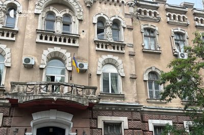 Пошкоджена під нічної атаки будівля в Одесі