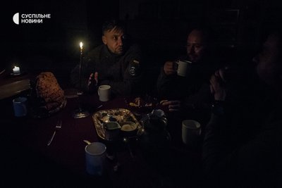 Сергій Дмитрієв зі своїми друзями вечеряють при свічках у Херсоні, листопад 2022 року. Сергій Дмитрієв зі своїми друзями вечеряють при свічках у Херсоні, листопад 2022 року.