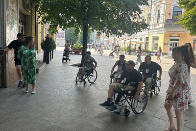 У Житомирі ветерани війни оцінювали інфраструктуру на доступність для маломобільних груп населення У Житомирі ветерани війни оцінювали інфраструктуру на доступність для маломобільних груп населення