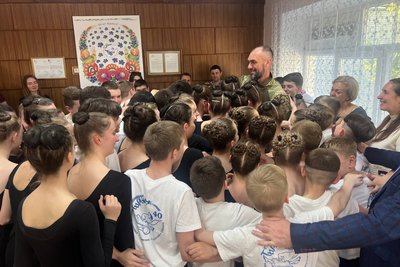 Вихованці вінницького центру "Барвінок" передали захисникам понад 300 тисяч гривень Вихованці вінницького центру "Барвінок" передали захисникам понад 300 тисяч гривень