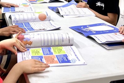 "Я можу": маріуполька створила зошит для дітей Донеччини, який допомагає надолужувати освітні втрати "Я можу": маріуполька створила зошит для дітей Донеччини, який допомагає надолужувати освітні втрати