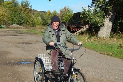 90-річному волонтеру з Вінниччини подарували триколісний велосипед 90-річному волонтеру з Вінниччини подарували триколісний велосипед