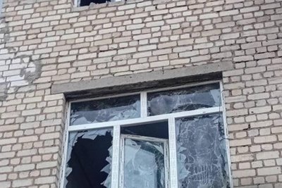 Розбите вікно в одній із будівель у селищі Золочів Розбите вікно в одній із будівель у селищі Золочів