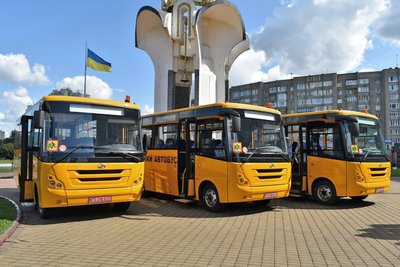 Три волинські громади отримали шкільні автобуси для довезення дітей Три волинські громади отримали шкільні автобуси для довезення дітей