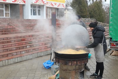 В Охтирці місцевих жителів благодійники частували казахським пловом В Охтирці місцевих жителів благодійники частували казахським пловом