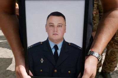 У Ромнах попрощалися із рятувальником Олексієм Столяренком У Ромнах попрощалися із рятувальником Олексієм Столяренком