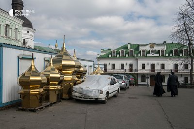Церковні бані стоять на території Києво-Печерської Лаври, Київ, 19 березня 2023 року Церковні бані стоять на території Києво-Печерської Лаври, Київ, 19 березня 2023 року