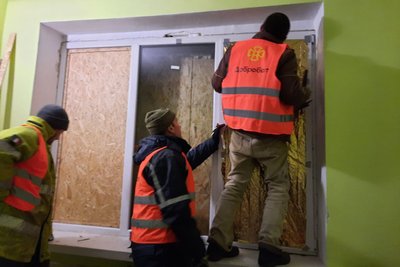 Очаків після вибухів: волонтери допомагають відновлювати міську лікарню Очаків після вибухів: волонтери допомагають відновлювати міську лікарню