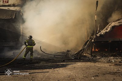 Рятувальник гасить пожежу на поштовому терміналі в передмісті Харкова Рятувальник гасить пожежу на поштовому терміналі в передмісті Харкова