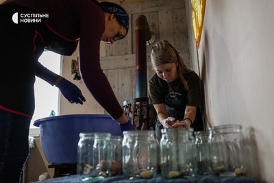 Буржуйки, газові балони, тушонка. Волонтери з Борисполя гріють та годують українських військових