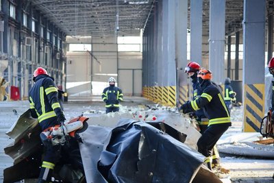 Рятувальники на території поштового терміналу у Коротичах, січень 2026 року Рятувальники на території поштового терміналу у Коротичах, січень 2026 року
