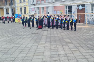 "У сітку єднання вплети оберіг" — у Житомирі до Дня Соборності влаштували патріотичну акція на підтримку ЗСУ