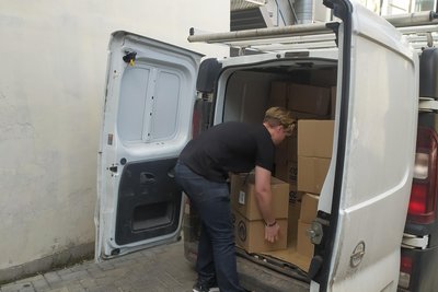 Розбирають завали та роздають гуманітарну допомогу: на Харківщині до "Армії відновлення" долучились 2 тис. безробітних Розбирають завали та роздають гуманітарну допомогу: на Харківщині до "Армії відновлення" долучились 2 тис. безробітних