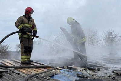 Рятувальники евакуювали двох людей під час пожежі у приватних гаражах у Житомирі Рятувальники евакуювали двох людей під час пожежі у приватних гаражах у Житомирі