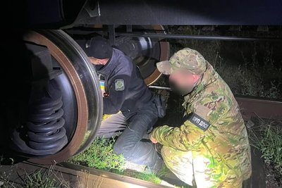 На «Ягодині» прикордонники виявили 700 пачок цигарок, що були сховані у колесах потяга На «Ягодині» прикордонники виявили 700 пачок цигарок, що були сховані у колесах потяга