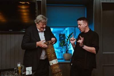 Стівен Фрай відвідав "Підпільний Стендап" і дав кілька рекомендацій українським комікам Стівен Фрай відвідав "Підпільний Стендап" і дав кілька рекомендацій українським комікам