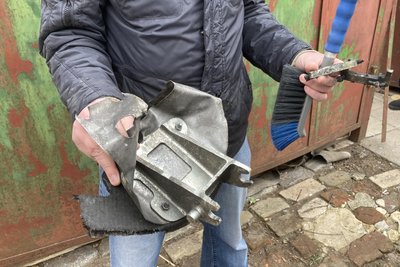 Місцевий житель тримає в руках уламки, знайдені після російської атаки по Шевченківському району Харкова, 30 березня 2025 року Місцевий житель тримає в руках уламки, знайдені після російської атаки по Шевченківському району Харкова, 30 березня 2025 року