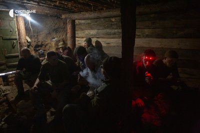 Військові артилерійського розрахунку САУ ховаються у бліндажі від обстрілу