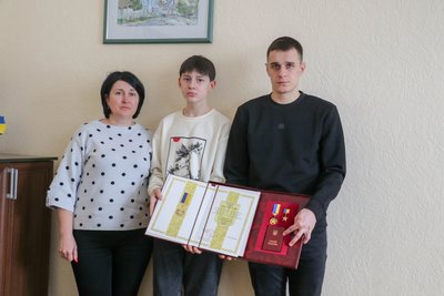 У Житомирі рідним Героя України Андрія Демчика передали орден "Золота Зірка"