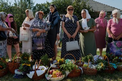 Місцеві жителі на свято Медовий Спас у місті Вилкове на Одещині