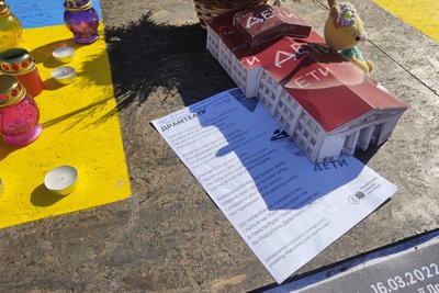 У Житомирі вшанували пам'ять людей, які загинули в драмтеатрі у Маріуполі внаслідок скидання бомби літаком РФ У Житомирі вшанували пам'ять людей, які загинули в драмтеатрі у Маріуполі внаслідок скидання бомби літаком РФ