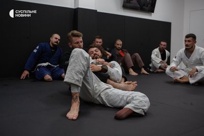 Тренування з джиу-джитсу у клубі реабілітації ветеранів у Києві Тренування з джиу-джитсу у клубі реабілітації ветеранів у Києві