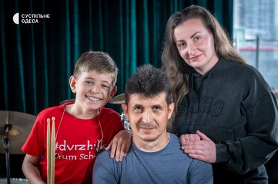 “Спочатку грав на кастрюлях”: 11-річний барабанщик з Маріуполя грає у Чорноморську “Спочатку грав на кастрюлях”: 11-річний барабанщик з Маріуполя грає у Чорноморську