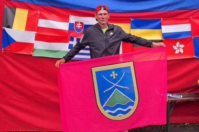 Віктор Шкарлет з прапором Ізюма під час шестиденного ультрамарафону в Чехії, травень 2026 року Віктор Шкарлет з прапором Ізюма під час шестиденного ультрамарафону в Чехії, травень 2026 року
