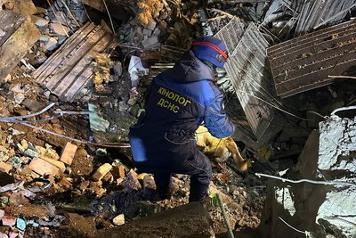 Кінолог ДСНС на місці удару по Харкову, 3 січня 2026 року Кінолог ДСНС на місці удару по Харкову, 3 січня 2026 року