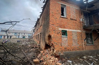Нежитлова будівля, яка була пошкоджена внаслідок удару РФ по Великому Бурлуку Нежитлова будівля, яка була пошкоджена внаслідок удару РФ по Великому Бурлуку
