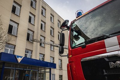 Авто рятувальників біля цивільного підприємтсва у Київському районі Харкова, де вранці 30 березня зайнялася пожежа