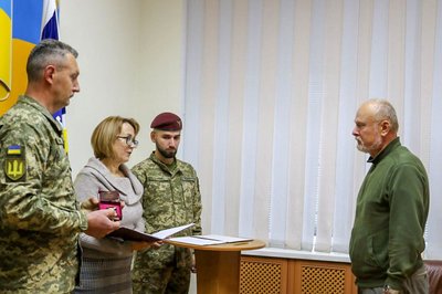 У Житомирі рідним загиблих захисників вручили державні нагороди У Житомирі рідним загиблих захисників вручили державні нагороди