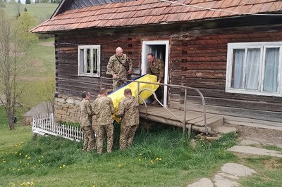 На Закарпатті попрощалися із полеглим захисником Василем Рогачем На Закарпатті попрощалися із полеглим захисником Василем Рогачем